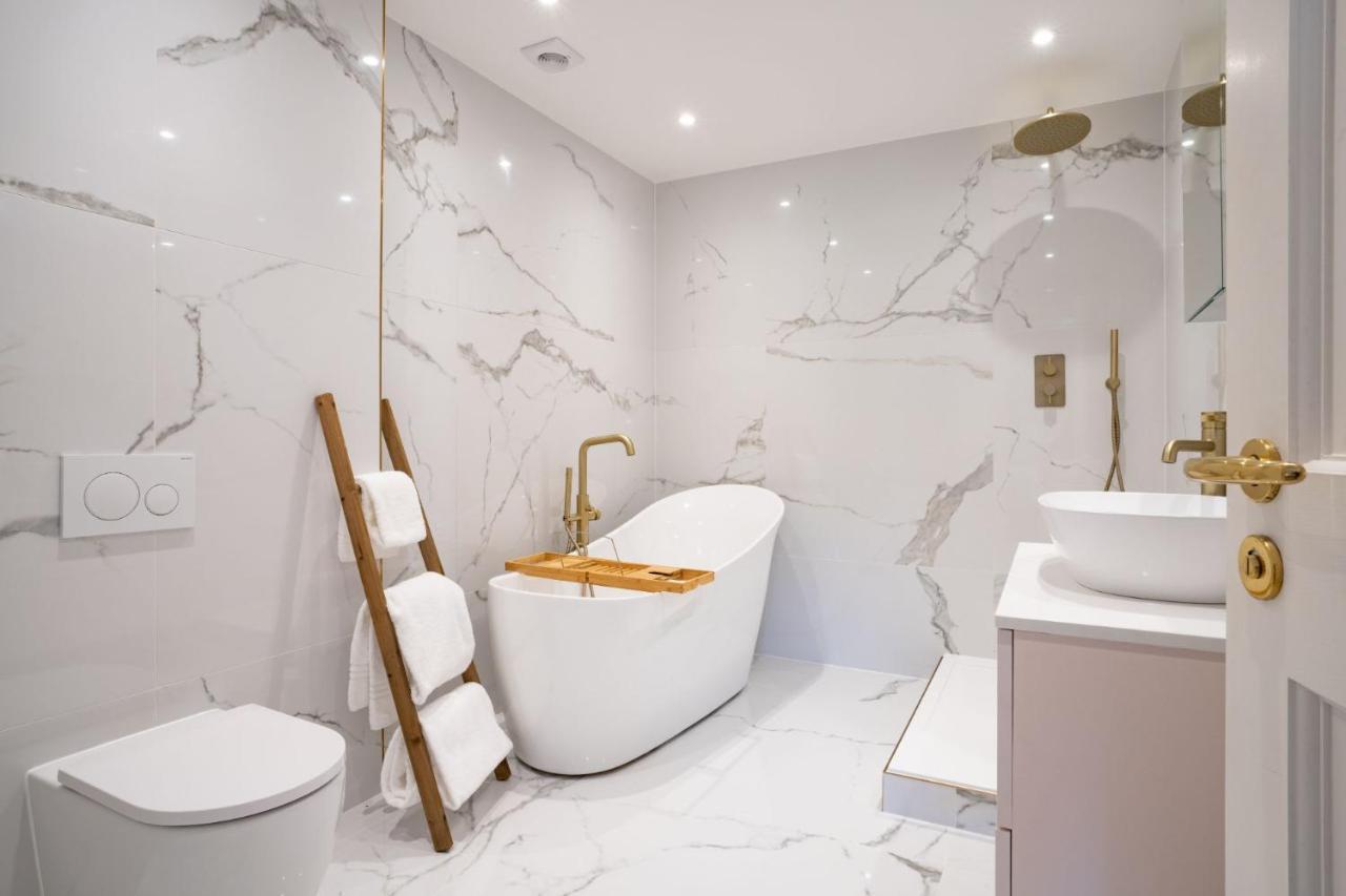Brand New - Contemporary - 2 Bedroom - 2 Bathroom - Spacious Apartment - Lake Views 安布尔塞德 外观 照片